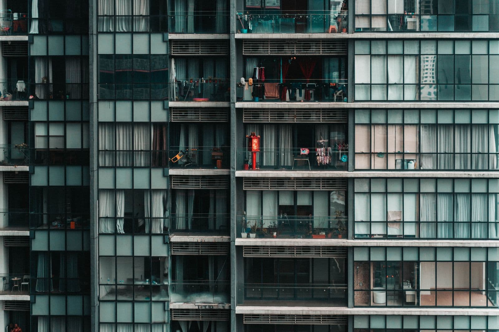Edifício residencial com varandas profundas e brises