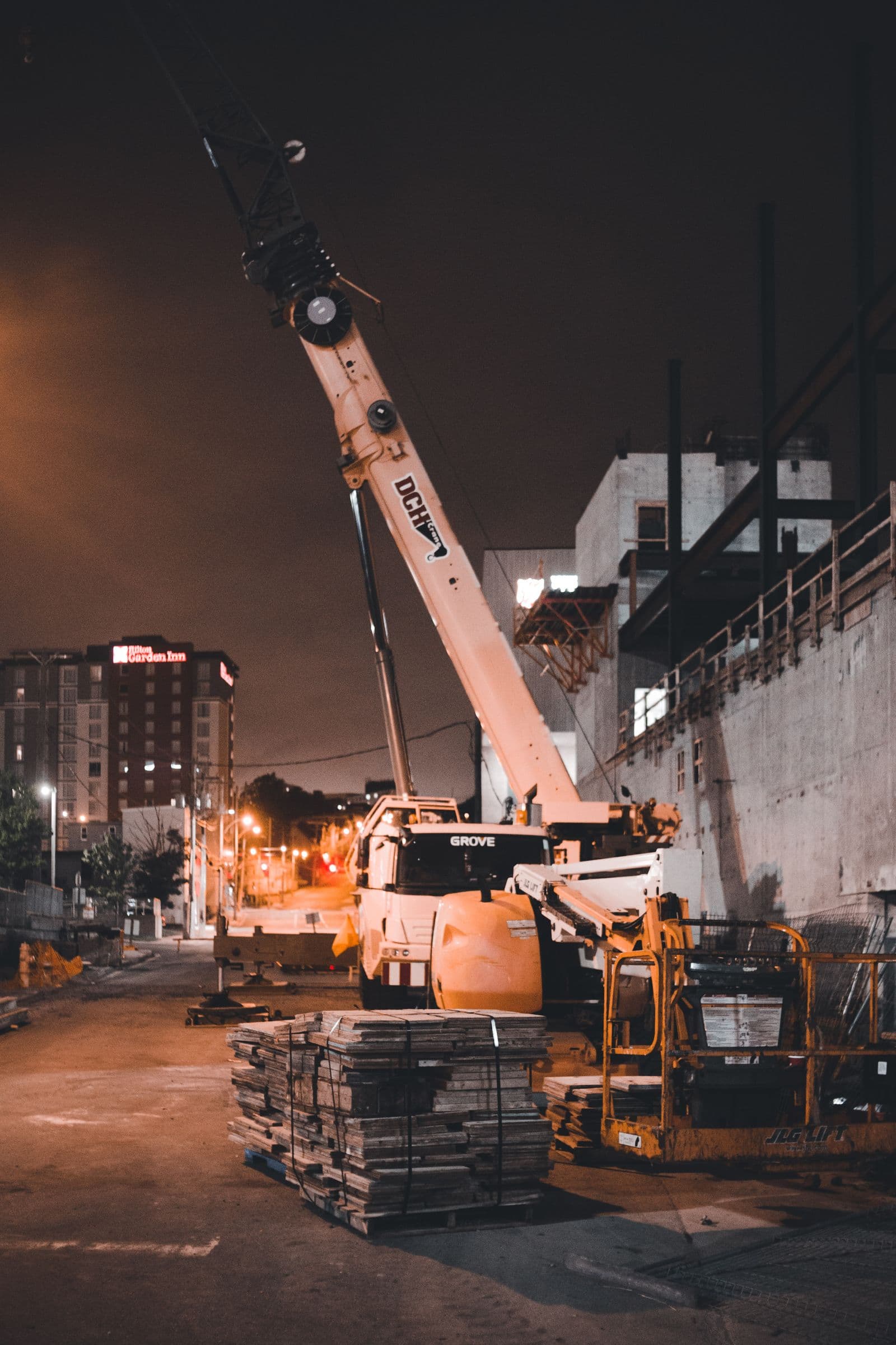 Guindaste em obra urbana ao anoitecer