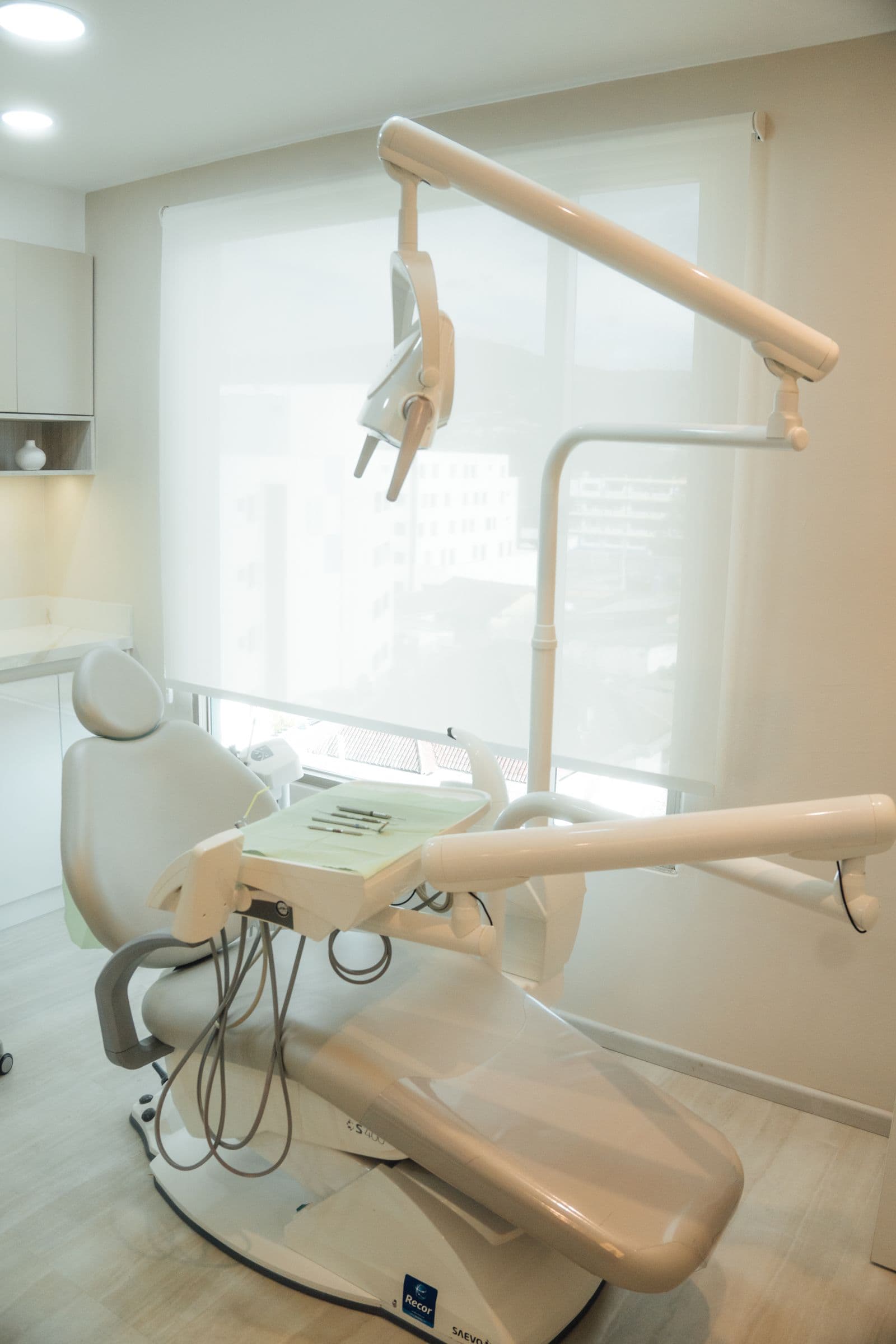 Consultório odontológico com luz natural