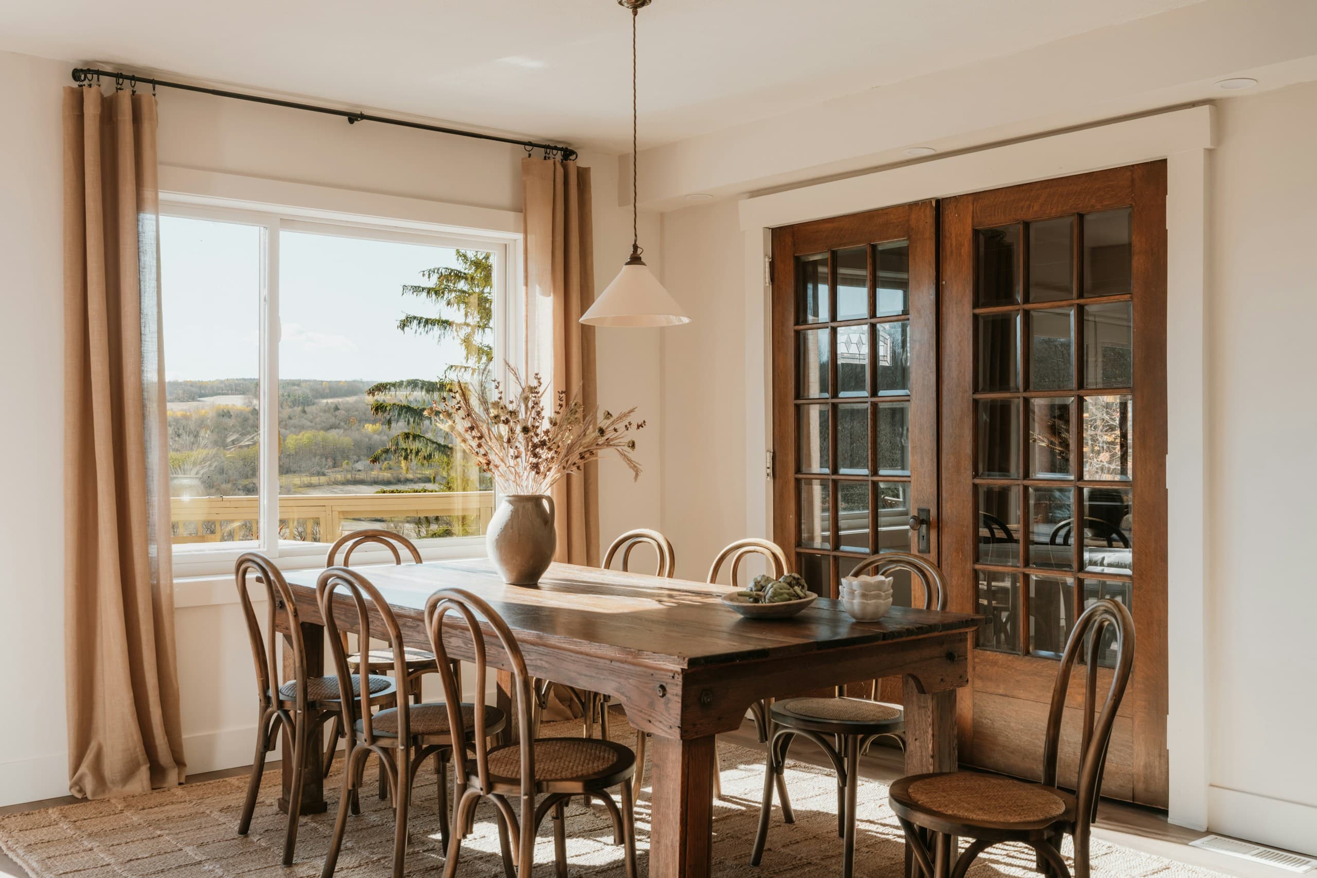 Sala de jantar com mesa de madeira maciça e cadeiras