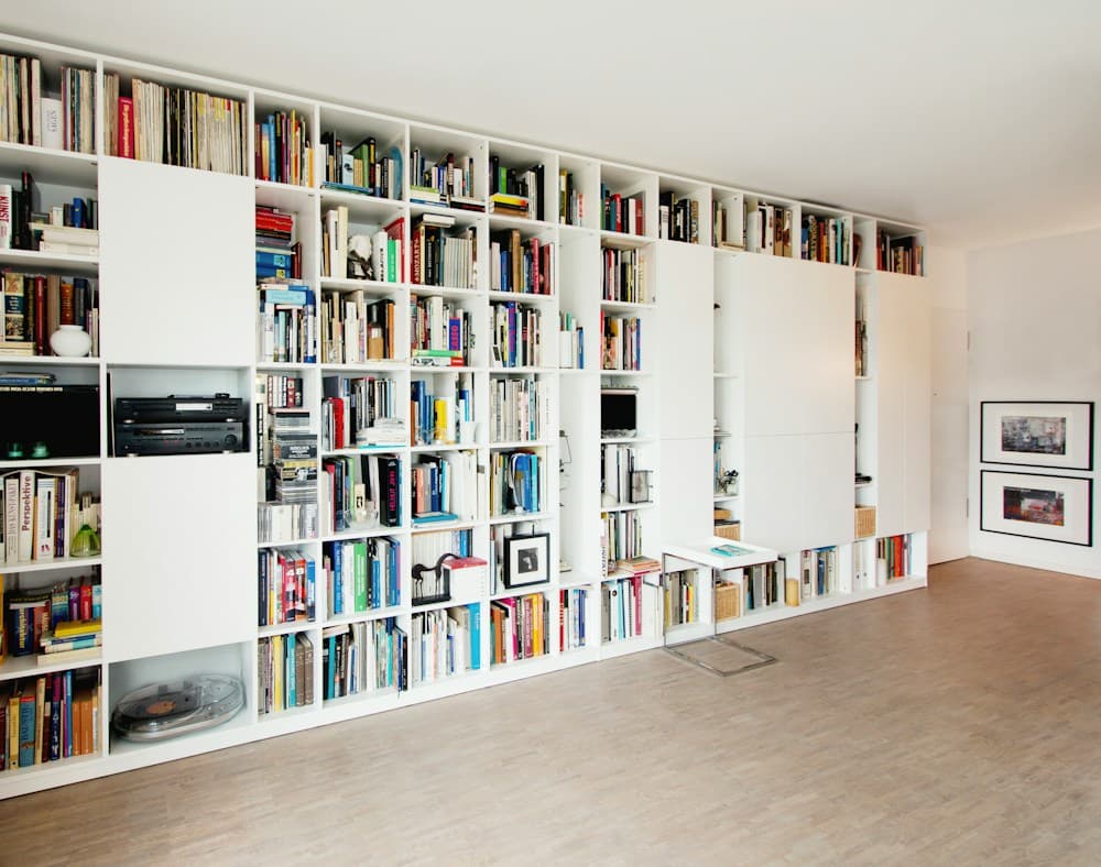 Estante modular do piso ao teto em sala de estar